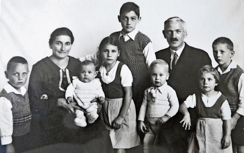 Die Hebamme Berta und ihr Mann Otto Vollenweider mit den sieben Kindern. Das Jüngste ist unterwegs. 
(Archivbilder zvg)