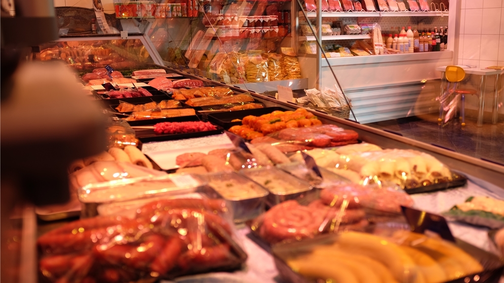 Metzger ist ein sehr vielfältiger Beruf, da sehr viele Verarbeitungsvariationen von verschiedenen Fleischarten angeboten werden.