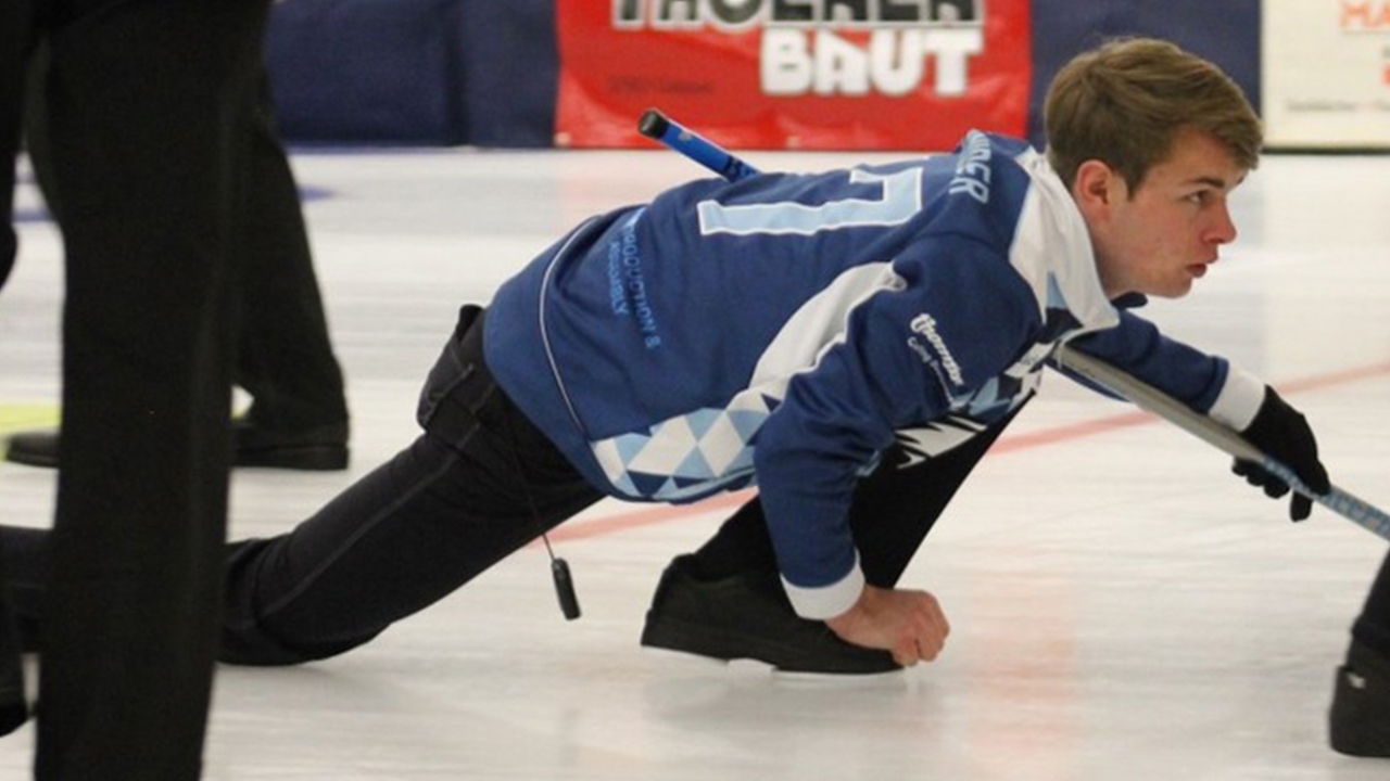 Skip Andrin Schnider hoch konzentriert bei der Steinabgabe für sein Team. (Bilder Swiss Curling Association)
