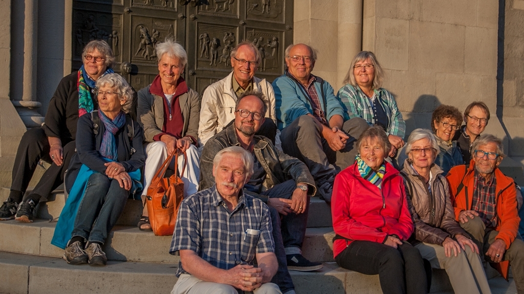 Stadtführer Peter Dettwiler (Mitte, oben) führte die vom Forum Weltoffenes Knonau organisierte Exkursion durch die Zürcher Altstadt. (Bilder Salomon Schneider)
