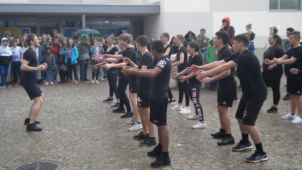 Die Schülerinnen und Schüler des Projekts «Starke Persönlichkeiten» tanzten zum Abschluss der Projektwoche den «Haka» – den Tanz der Maori. <em>(Bild zvg.)</em>
