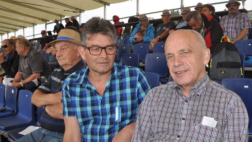 Grosses Interesse am Schwingsport: Bundesrat Ueli Maurer (rechts) mit Kantonsrat Martin Haab und dessen Vater Alfred auf der Tribüne.
