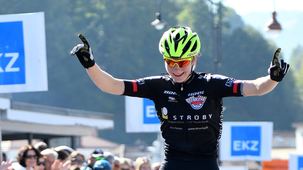 Junioren-Crosscountry-Schweizermeisterin Jacqueline Schneebeli aus Hauptikon siegt überlegen auf der 53-km-Strecke des Iron Bike Race.