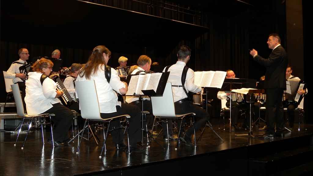 Das Akkordeon Orchester Bezirk Affoltern begeisterte mit unterhaltsamer Musik. <em>(Bilder Marianne Voss)</em>
