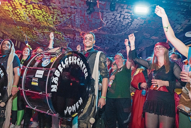 Die Besucher drängten sich bis ganz nah an die Guggenmusik Näbelgeischter aus Jonen. 