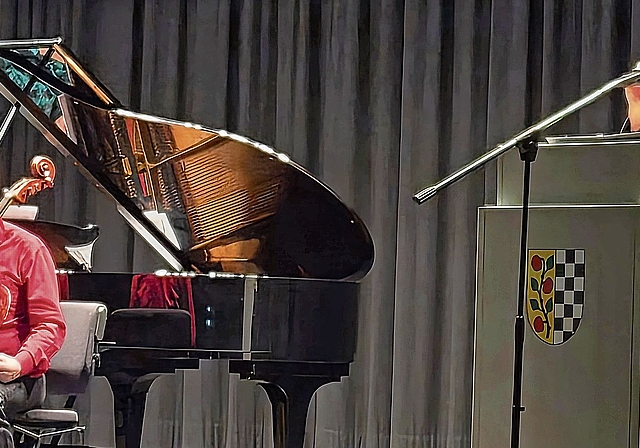 Sorgten musikalisch und mit Worten für eine gute Stimmung im Kasinosaal: Michiko Tsuda am Klavier, Jürg Eichenberger am Violoncello und Pfarrer Thomas Müller mit einer rührigen Weihnachtsgeschichte. (Bild -ter.)