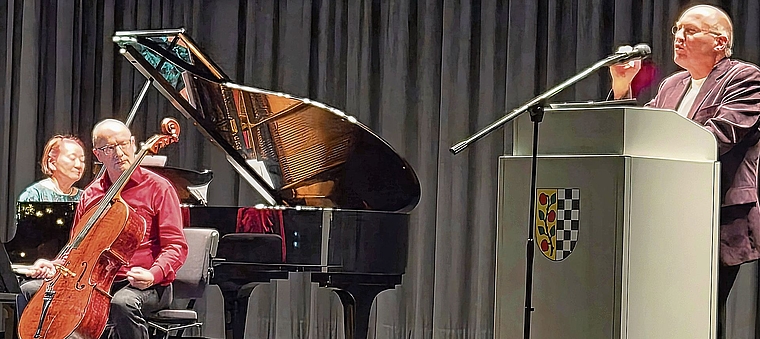 Sorgten musikalisch und mit Worten für eine gute Stimmung im Kasinosaal: Michiko Tsuda am Klavier, Jürg Eichenberger am Violoncello und Pfarrer Thomas Müller mit einer rührigen Weihnachtsgeschichte. (Bild -ter.)