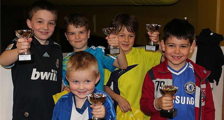 Gummibärli und Pokale – glückliche Sieger des Kinderturniers in Aesch. (Bild zvg.)