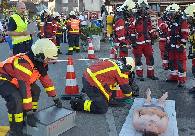 Die verletzte Person wurde dekontaminiert. (Bilder Martin Mullis)