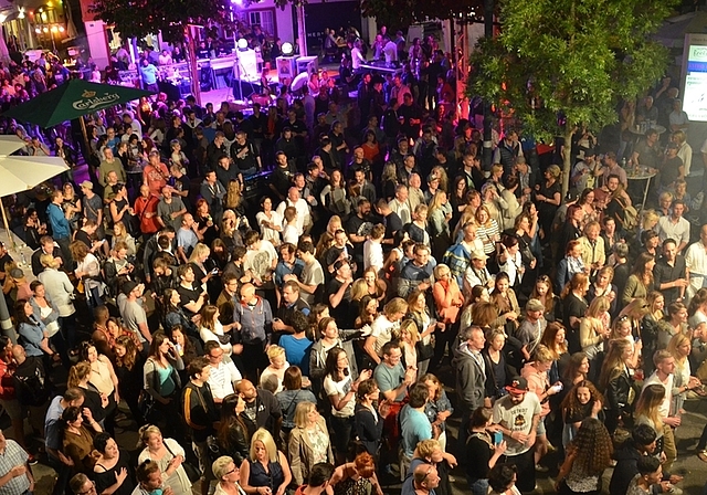 Hunderte von Festbesuchern genossen die tolle Atmosphäre in den Abendstunden. (Bilder Thomas Stöckli / Barbara Roth / Susanne Crimi)