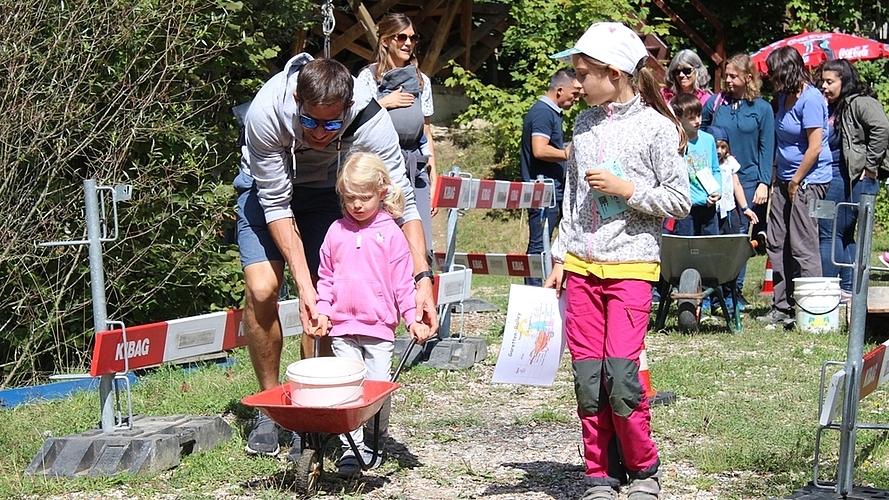 Mit schwimmenden Enten in der Karre über Stock und Stein. <em>(Bilder zvg.)</em> Mit schwimmenden Enten in der Karre über Stock und Stein. <em>(Bilder zvg.)</em>