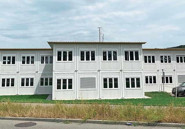 In diesem Container werden fünf Klassen mit Schülern aus dem MNA-Zentrum Lilienberg unterrichtet. (Bild Livia Häberling)