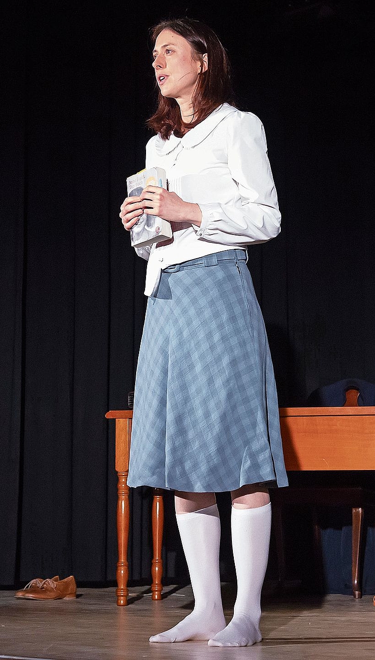 Erntete in Hausen für ihre Darstellung lange anhaltenden Applaus: die Schauspielerin Marie Gesien als Anne Frank. (Bild Daniel Vaia)