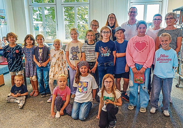 Die beteiligten Kinder und im Hintergrund das Bibliotheksteam (von links) mit Sheila Lanz, Regula Herrmann und Elisabeth Frey. Dazwischen als Vertretung der Kinder-Reha Schweiz Hubertus van Hedel.