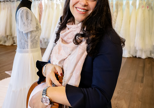 Rund 250 Kleider hängen in Annika Isenegger-Meisters Boutique. Das teuerste kostet knapp 6000 Franken. (Bild zvg.)