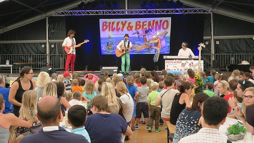 Das Kinderkonzert von Billy und Benno lockte am Sonntag viele Zuschauer und -hörer ins Festzelt. (Bilder zvg.) Das Kinderkonzert von Billy und Benno lockte am Sonntag viele Zuschauer und -hörer ins Festzelt. (Bilder zvg.)