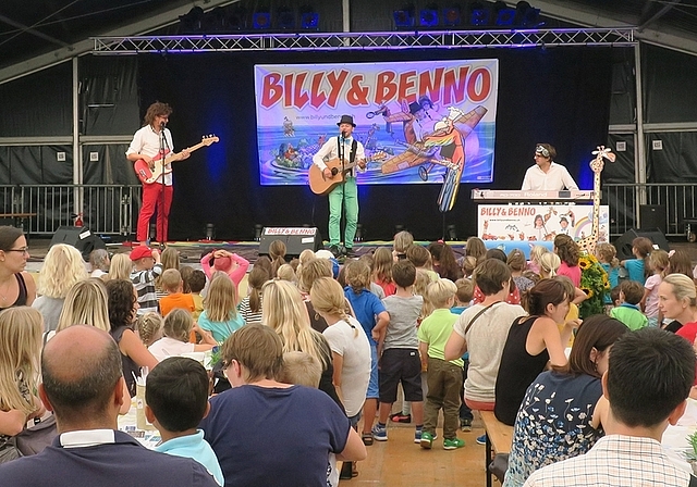 Das Kinderkonzert von Billy und Benno lockte am Sonntag viele Zuschauer und -hörer ins Festzelt. (Bilder zvg.)