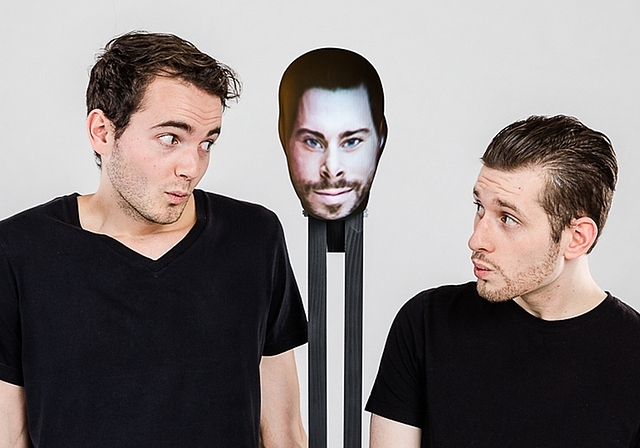 Patrick Galli (rechts) und Rémy Pfeiffer mit ihrem digitalen Hauptdarsteller Markus Chöpfli. (Bild zvg.)