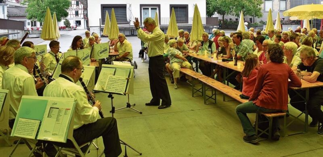 Gut besetzte Festtische und stimmungsvolle Unterhaltung durch den Musikverein Harmonie Affoltern am 1. August in Affoltern. (Bild Marianne Voss)