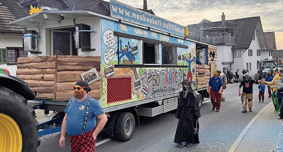 Am Uerzliker Fasnachtsumzug machte der Sportclub Zwillikon mit seinem Wagen auf das Jubiläum aufmerksam. (Bild dst) Am Uerzliker Fasnachtsumzug machte der Sportclub Zwillikon mit seinem Wagen auf das Jubiläum aufmerksam. (Bild dst)