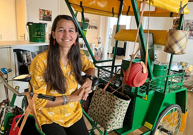 Maryn Mohn Drouet, nationale Direktorin von Ades in Madagaskar, zu Besuch in der Geschäftsstelle in Mettmenstetten, wo ein typisches madagassisches Transportvelo steht. (Bild Marianne Voss)