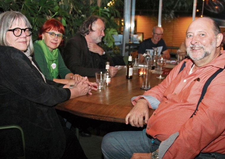 Sie diskutierten in Affoltern engagiert über Kunst im Spannungsfeld der Politik: Carmen Cabert Steiner (von links), Marlies Achermann-Gisinger und Stefan Kessler (rechts). (Bild Florian Hofer)