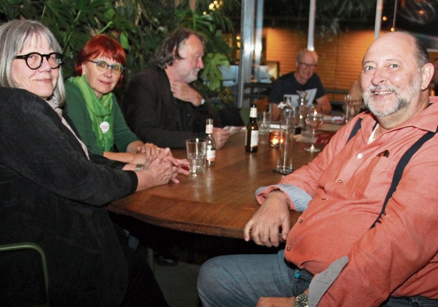 Sie diskutierten in Affoltern engagiert über Kunst im Spannungsfeld der Politik: Carmen Cabert Steiner (von links), Marlies Achermann-Gisinger und Stefan Kessler (rechts). (Bild Florian Hofer)