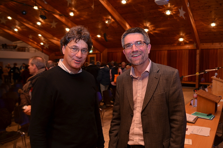 Sportlichkeit bei der Demokratie auf lokaler Ebene: Auch nach dem Klingen-Kreuzen verstehen sich Urs Steinmann und Christoph Tandler gut. (Bild sas)