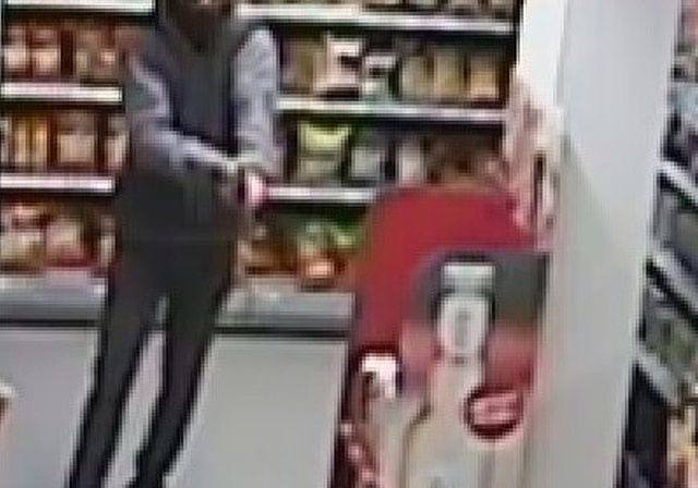 Mit einer Faustfeuerwaffe bedrohte der maskierte Täter die Verkäuferinnen. (Bild Kapo ZH)