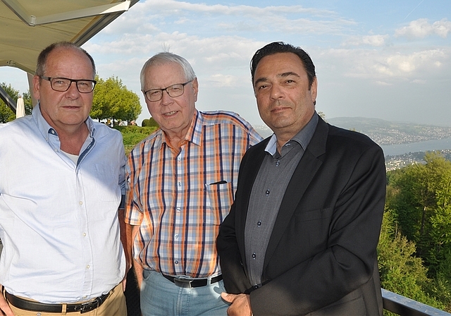 Den Zürichsee im Rücken, von links: Markus Staeheli, Präsident des Üetliberg-Vereins, der als Vizepräsident zurückgetretene Franz Birri und Uto-Kulm-Hotelier Giusep Fry, der dem Vorstand angehört. <em>(Bild Werner Schneiter)</em>