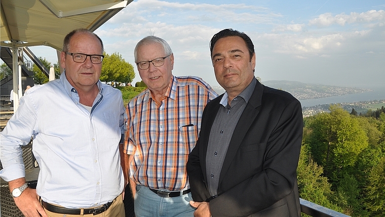 Den Zürichsee im Rücken, von links: Markus Staeheli, Präsident des Üetliberg-Vereins, der als Vizepräsident zurückgetretene Franz Birri und Uto-Kulm-Hotelier Giusep Fry, der dem Vorstand angehört. <em>(Bild Werner Schneiter)</em>