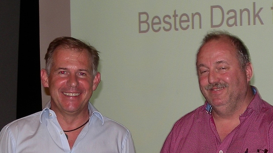 Gemeindepräsident Stefan Gyseler (links) verabschiedet Gemeinderat Hans Amberg. <em>(Bild Marianne Voss)</em> Gemeindepräsident Stefan Gyseler (links) verabschiedet Gemeinderat Hans Amberg. <em>(Bild Marianne Voss)</em>