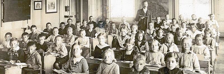 Gestrenger Herr Schulmeister mit seinen Bonstetter Klassen 1925. (Archivbild zvg.)