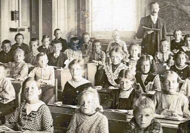 Gestrenger Herr Schulmeister mit seinen Bonstetter Klassen 1925. (Archivbild zvg.)