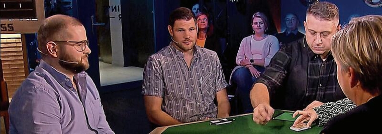Der Wettswiler Luca Grandjean (links) und der Obfelder Dominic Duc (Mitte) zusammen mit Schiedsrichter Jörg Abderhalden im «Samschtig-Jass» vom 7. Januar. (Screenshot SRF)