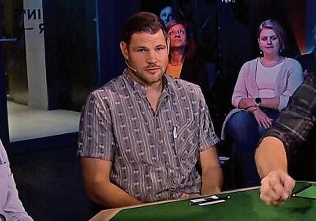 Der Wettswiler Luca Grandjean (links) und der Obfelder Dominic Duc (Mitte) zusammen mit Schiedsrichter Jörg Abderhalden im «Samschtig-Jass» vom 7. Januar. (Screenshot SRF)