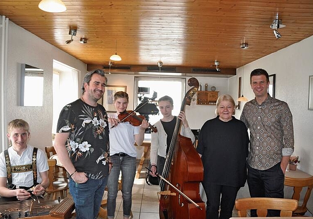 Bei den Proben zu «Potzmusig» im Restaurant Adler in Kappel mit der «Striichmusig Sonnwendlig»: Wirtin Renata Schönbächler, 
flankiert von Moderator Nicolas Senn (rechts) und Marcel Beer, Redaktor und Ausgabenleiter der Sendung. (Bild Werner Sc