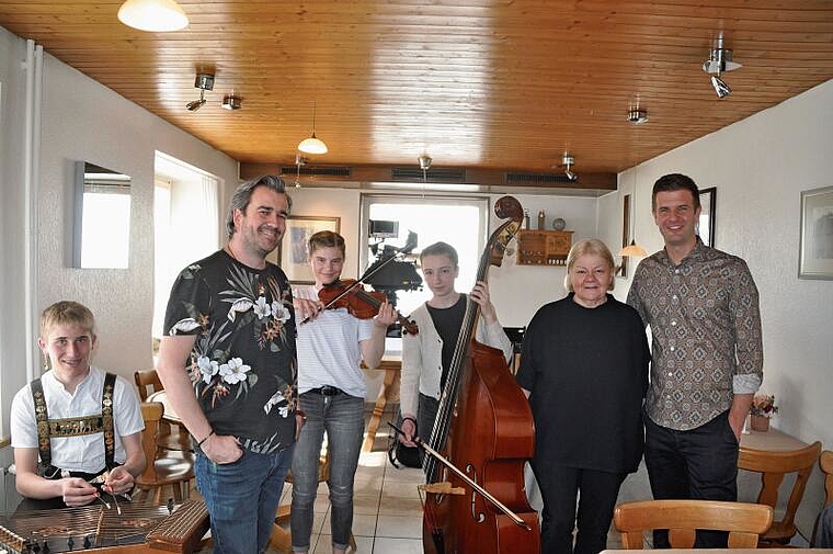Bei den Proben zu «Potzmusig» im Restaurant Adler in Kappel mit der «Striichmusig Sonnwendlig»: Wirtin Renata Schönbächler, 
flankiert von Moderator Nicolas Senn (rechts) und Marcel Beer, Redaktor und Ausgabenleiter der Sendung. (Bild Werner Sc