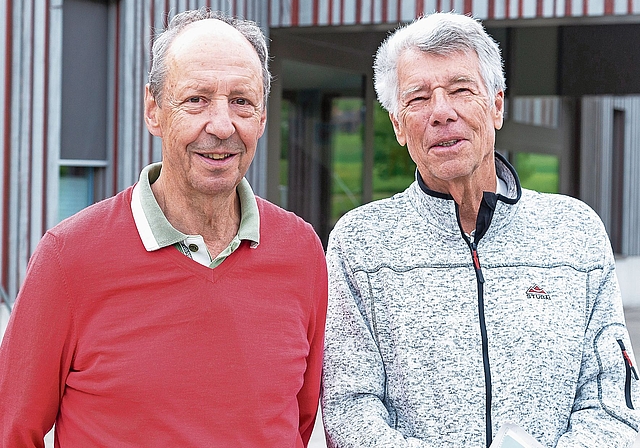 Aus ihrer Sicht ist das in Stallikon geplante Projekt mit Schulhaus und Mehrzweckhalle viel zu teuer: Ruedi Fischer (l.) und René Giger, zwei der Initianten der noch laufenden Unterschriftensammlung. (Bild Daniel Vaia)
