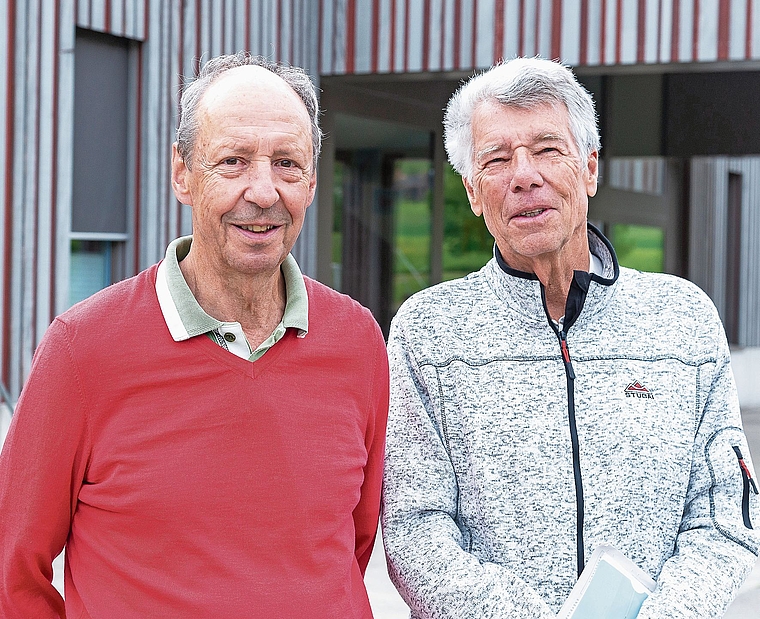 Aus ihrer Sicht ist das in Stallikon geplante Projekt mit Schulhaus und Mehrzweckhalle viel zu teuer: Ruedi Fischer (l.) und René Giger, zwei der Initianten der noch laufenden Unterschriftensammlung. (Bild Daniel Vaia)
