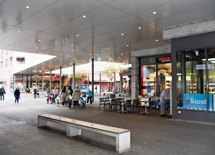 Vorweihnachtliche Stimmung im Zentrum Oberdorf in Affoltern. Es wurde 1995 eröffnet und im Jahr 2016 erweitert. (Bild Werner Schneiter)