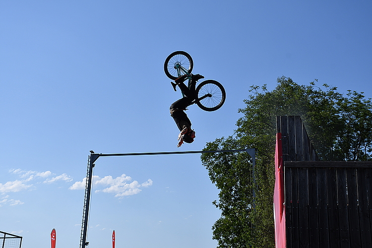 Ein Salto auf dem Bike Ein Salto auf dem Bike