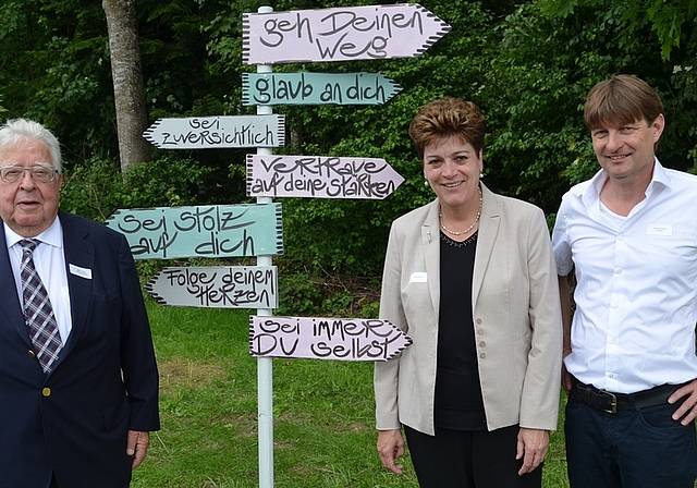 Der Wegweiser symbolisiert Werte, die das Schulheim Pestalozzi seinen Kindern mit auf den Weg geben will. Von links: Stiftungsratspräsident Robert Karrer, Regierungsrätin Silvia Steiner und Heimleiter Daniel Schnyder. (Bild Thomas Stöckli)