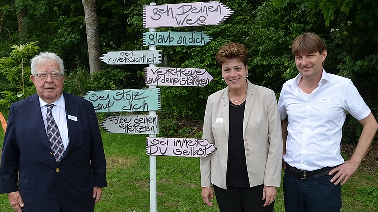 Der Wegweiser symbolisiert Werte, die das Schulheim Pestalozzi seinen Kindern mit auf den Weg geben will. Von links: Stiftungsratspräsident Robert Karrer, Regierungsrätin Silvia Steiner und Heimleiter Daniel Schnyder. (Bild Thomas Stöckli)