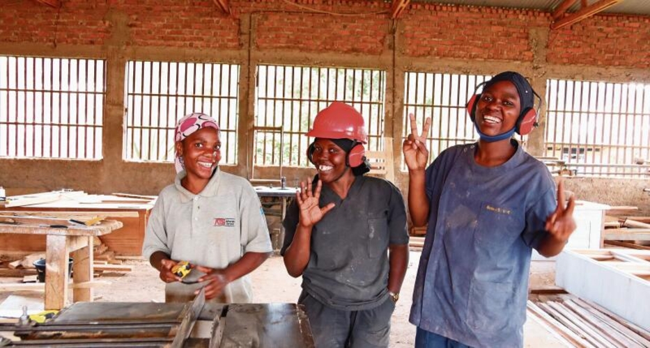 Hoffnung im chaotischen Ostkongo (von links): Yvette Balola, Amani Batumike und Huguette Kamdala werden im Panzi-Ausbildungszentrum der Mission am Nil zu Schreinerinnen ausgebildet. (Bild zvg)