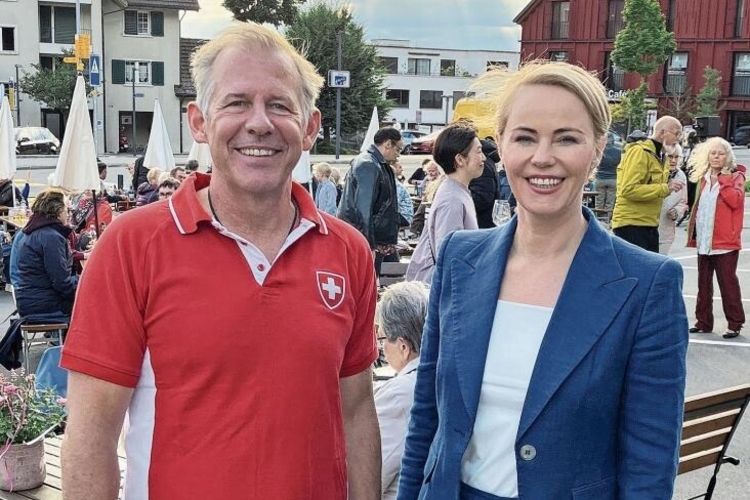 Regierungsrätin Natalie Rickli und Gemeindepräsident Stefan Gyseler auf dem Löwenplatz, wo die Abendsonne kurz durch die Wolken schien. (Bilder Marianne Voss)