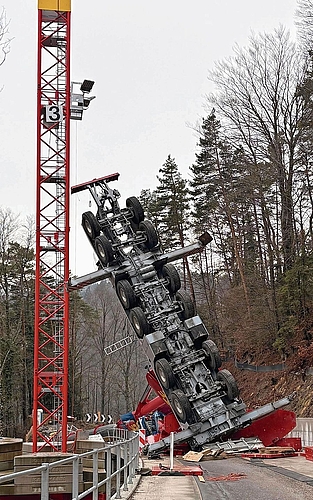 Der verunfallte Pneukran auf der Bucheneggstrasse. Der verunfallte Pneukran auf der Bucheneggstrasse.