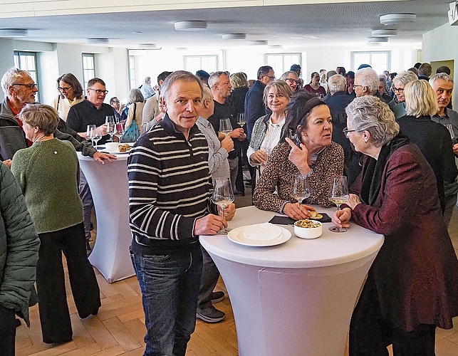 Die Besucherinnen und Besucher genossen den Apéro und die Gespräche. Die Besucherinnen und Besucher genossen den Apéro und die Gespräche.
