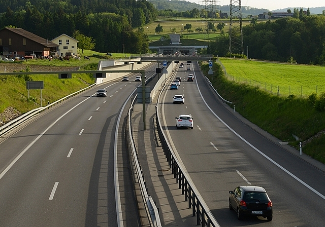 Infrastrukturen beeinflussen das Verkehrsverhalten grundlegend. Seit der Eröffnung der A4 erfolgen 97 Prozent des Transitverkehrs durch das Knonauer Amt auf der Strasse. (Bild Erika Schmid)