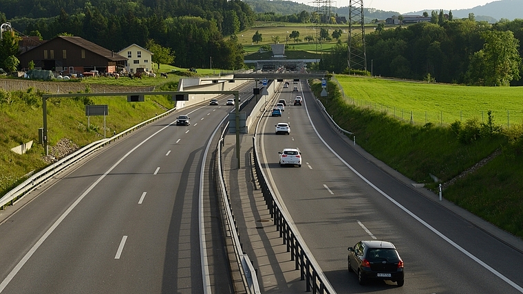 Infrastrukturen beeinflussen das Verkehrsverhalten grundlegend. Seit der Eröffnung der A4 erfolgen 97 Prozent des Transitverkehrs durch das Knonauer Amt auf der Strasse. (Bild Erika Schmid)